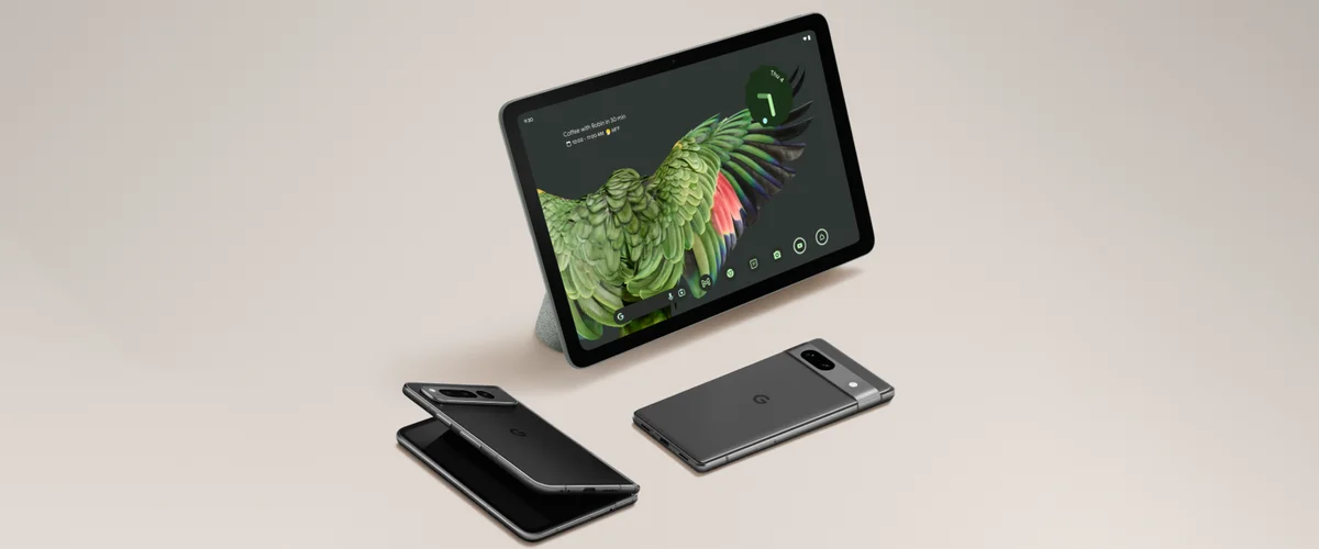 Une image montre la Pixel Tablet avec station de chargement, le Pixel 7a et le Pixel Fold.