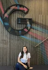 Foto da engenheira Renata Sarmet sentada no Google office de Belo Horizonte