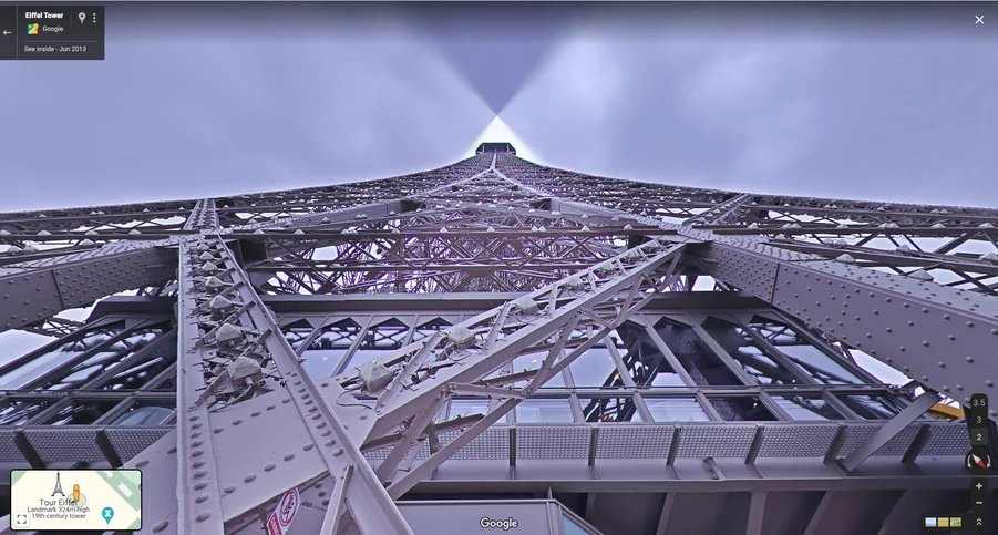 Un'immagine di Street View che osserva la Torre Eiffel dal livello del suolo.