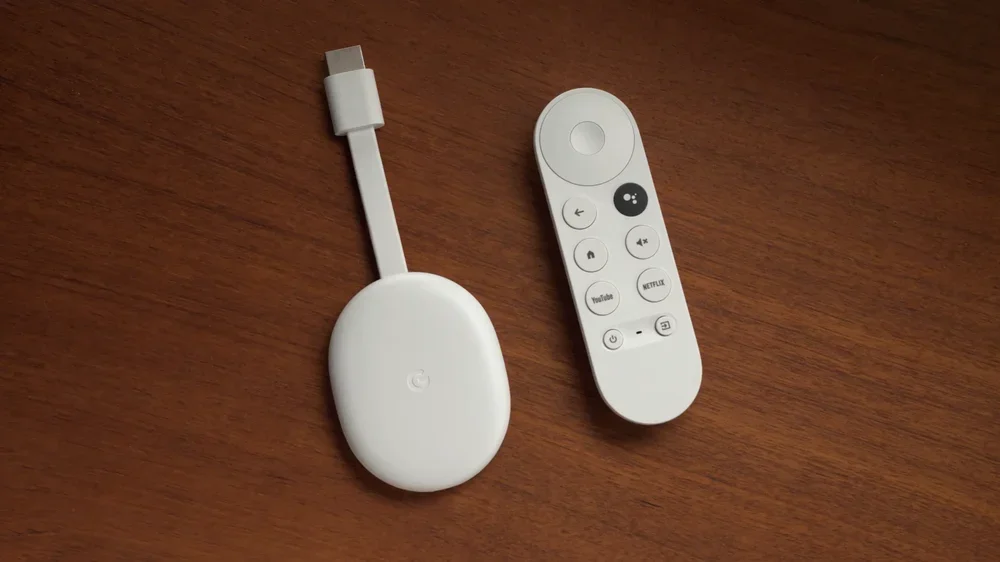 Chromecast とリモコンのイメージ画像。