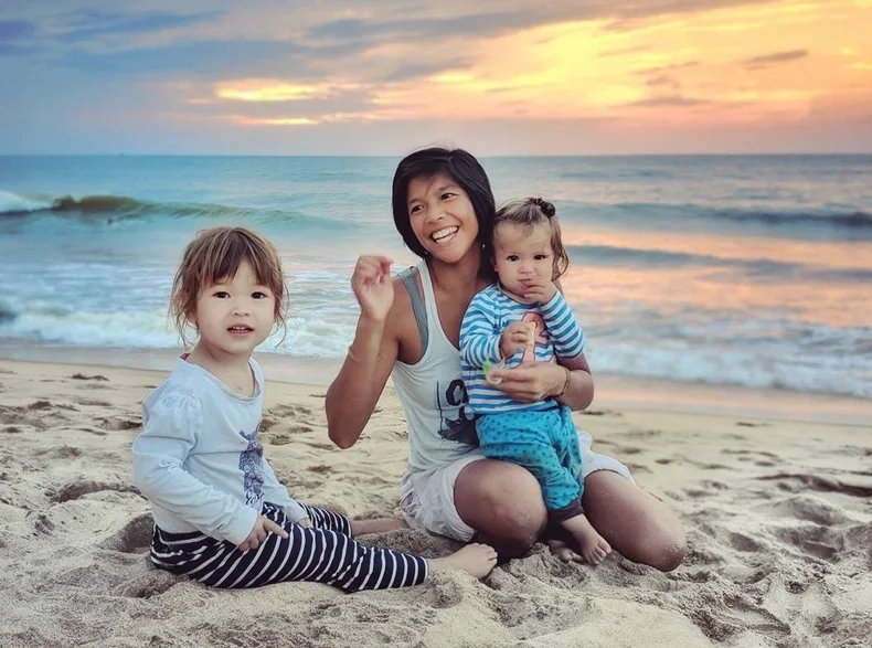 Foto Google-Mitarbeiterin Jannette Flores am Strand in Sri Lanka mit ihren beiden Töchtern.