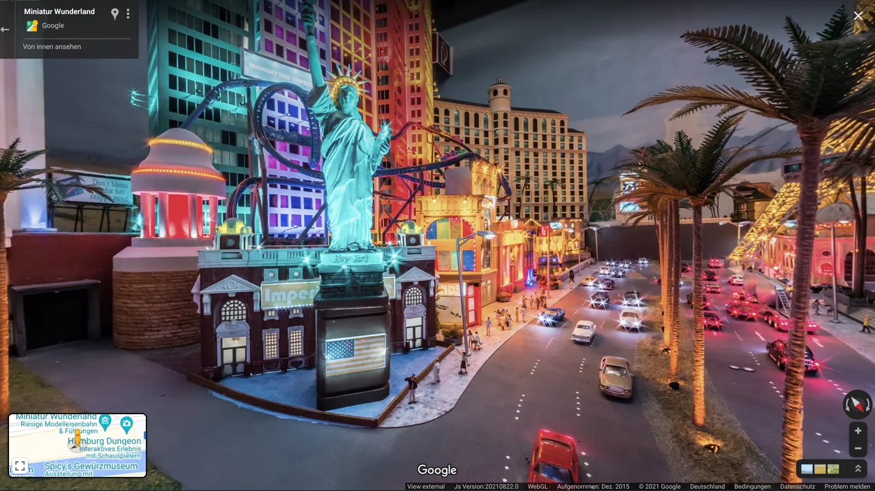 Aufnahme aus dem Miniatur Wunderland auf dem der hellerleuchtete Las Vegas Strip bei Nacht zu sehen ist