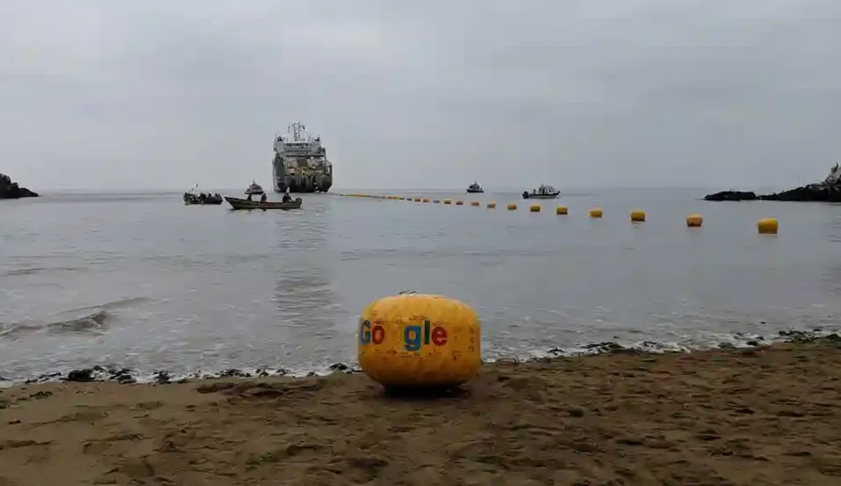 Foto da estrutura dos cabos submarinos do Google na costa.