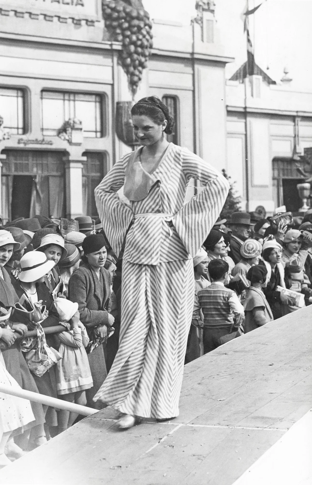 Sfilata di moda della Italrayon alla Fiera Campionaria, 1934