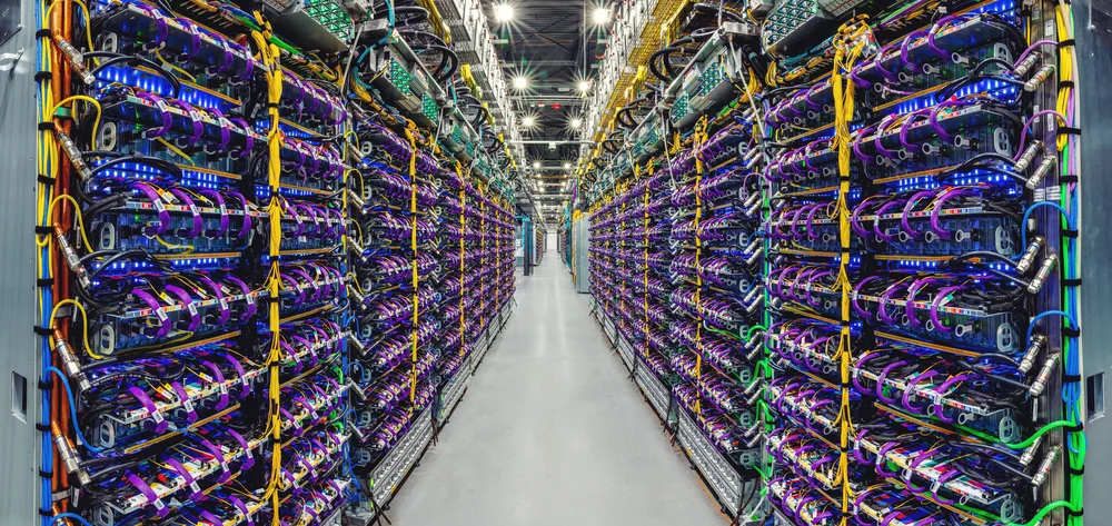 Una fila de supercomputadoras aceleradoras de IA Cloud TPU v5p en un centro de datos de Google.