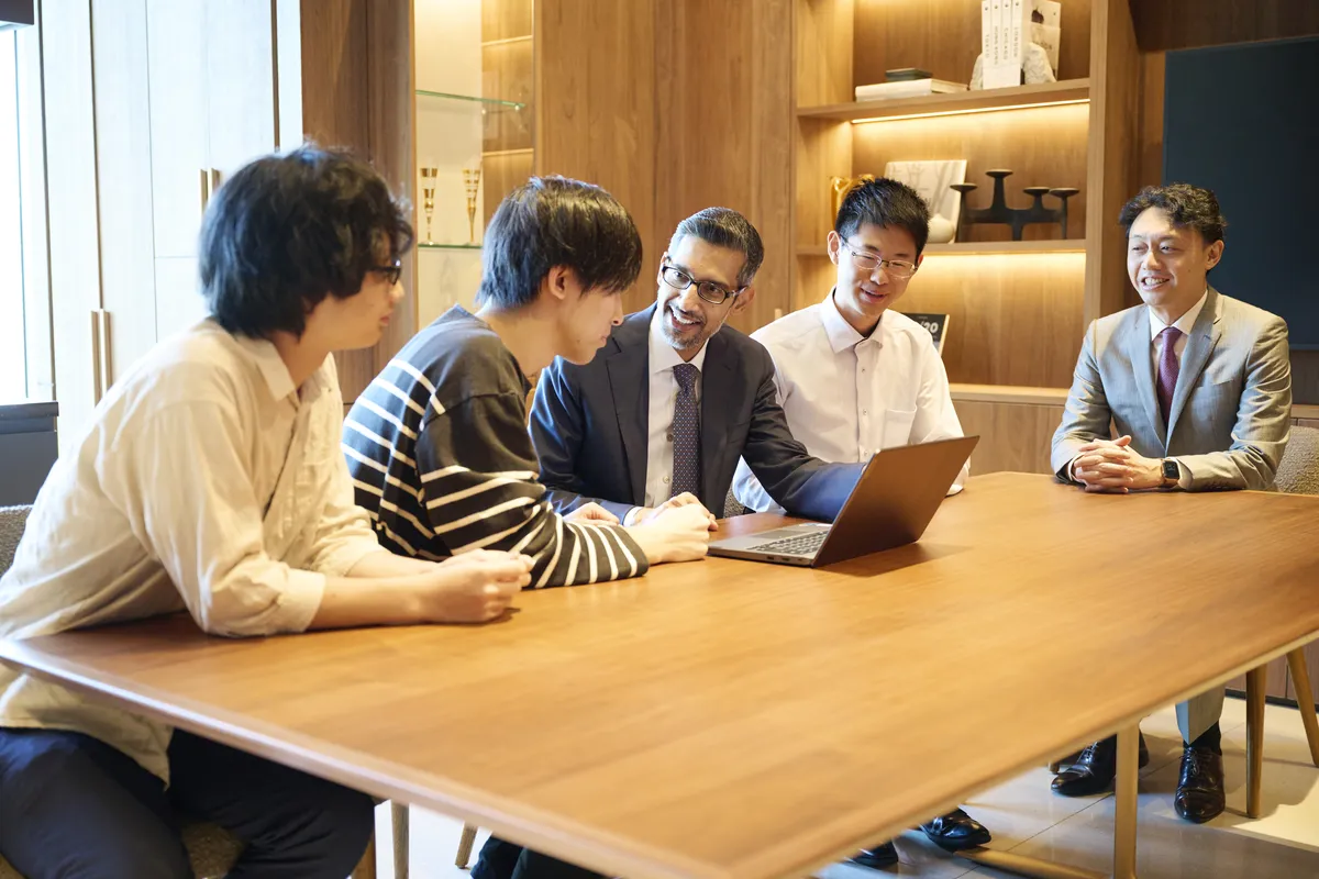 東京大学 松尾・岩澤研究室の学生らと話すスンダーのイメージ