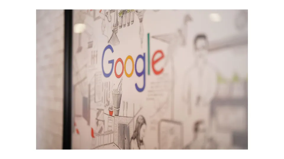 삽화 및 Google 로고로 장식된 벽