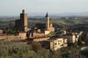 Vista de una aldea medieval en una ladera en la Toscana, Italia