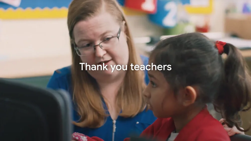 Miniatura de un vídeo de YouTube que muestra un montaje de profesores de todo el mundo.