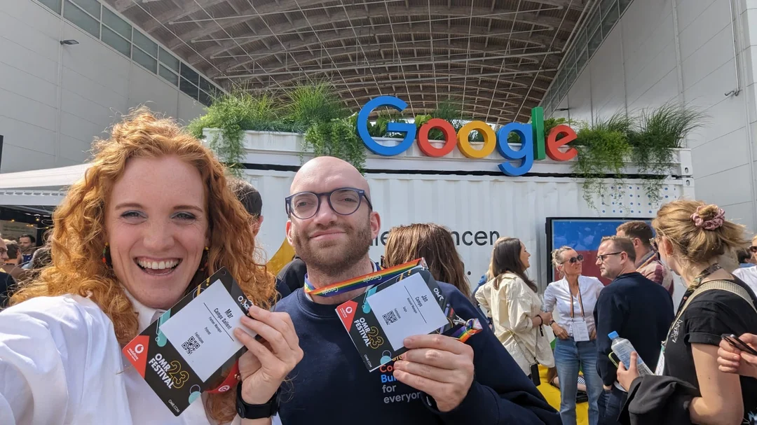 Jan Camp und seine Schwester stehen vor dem Google-Stand auf dem Außengelände der diesjährigen Online Marketing Rockstars.