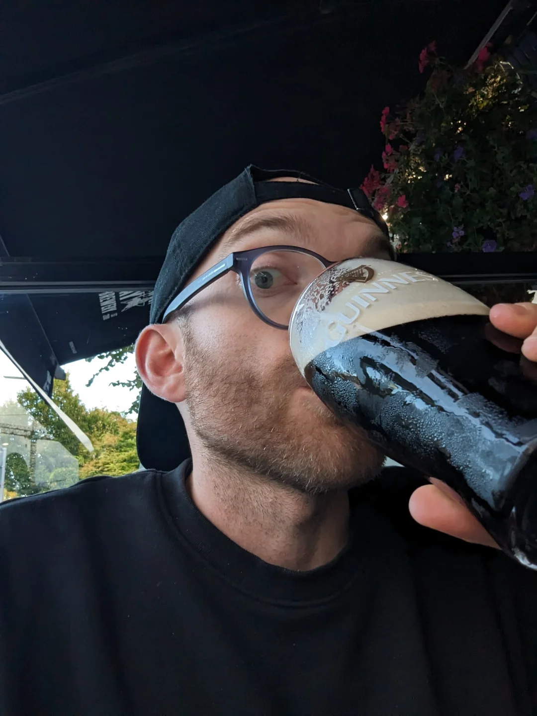 Ein Foto von Jan, auf dem er aus einem Pint-Glas trinkt