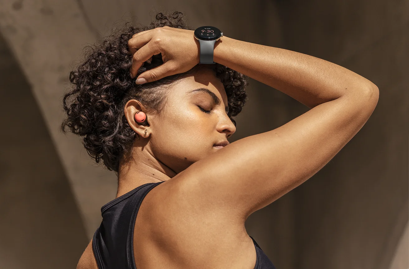 Une femme porte la montre Google Pixel et Pixel Buds Pro