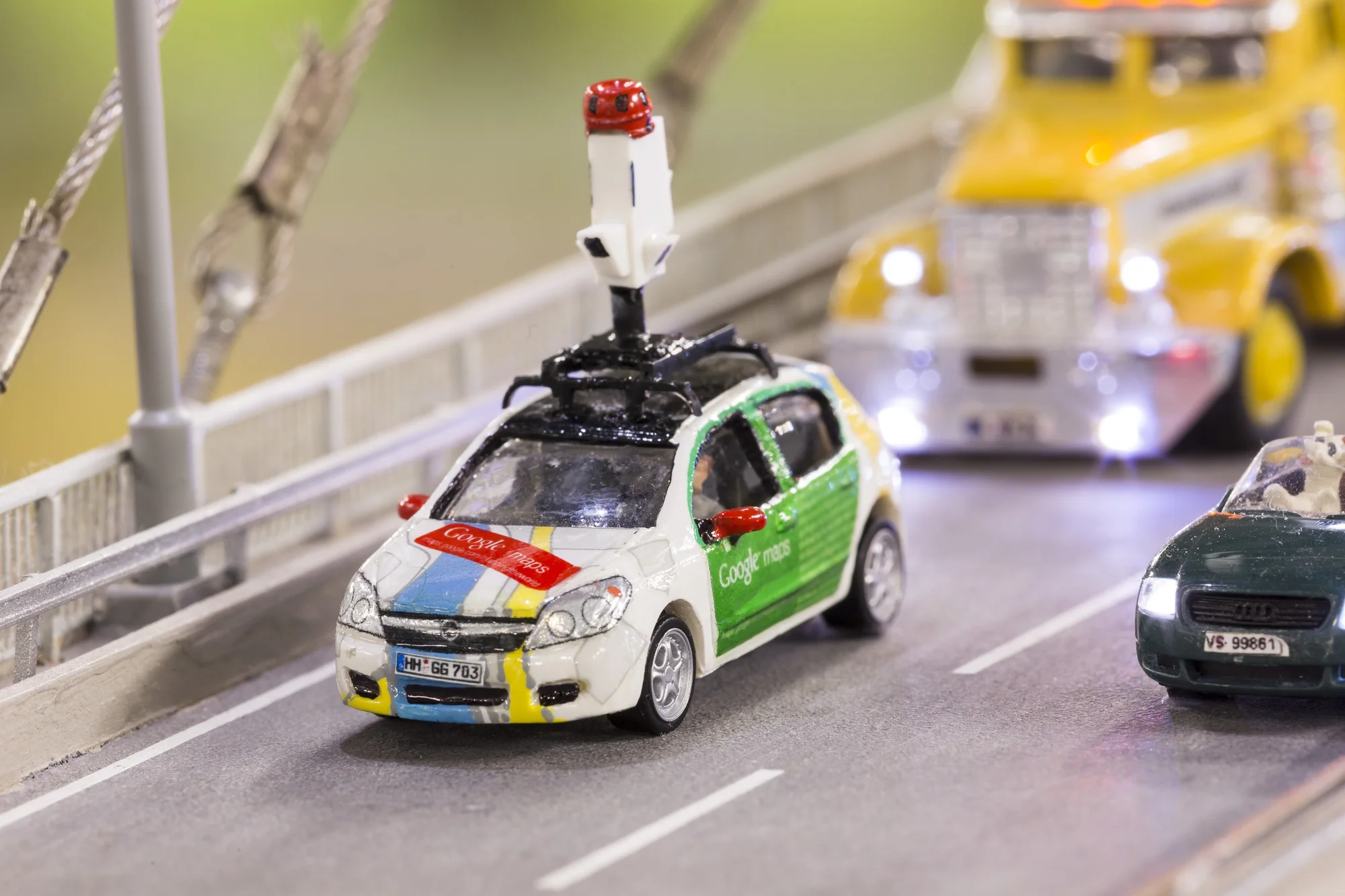 Foto auf dem ein Miniatur-Automodell im Look des ikonischen Google Street Car zu sehen ist