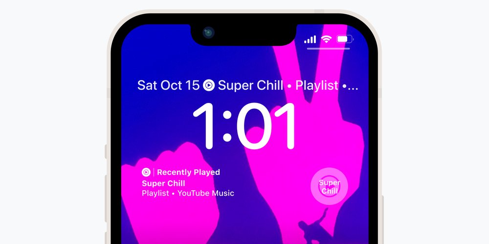 Una pantalla de bloqueo de iPhone con una foto de un signo de la paz y dos widgets de pantalla de bloqueo de música de YouTube. El widget rectangular muestra una lista de reproducción "Super Chill" como Reproducido recientemente, mientras que el otro tiene "Super Chill" en un widget circular.