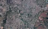 Luftaufnahme von unscharfen Gebäudeskizzen auf Google Maps