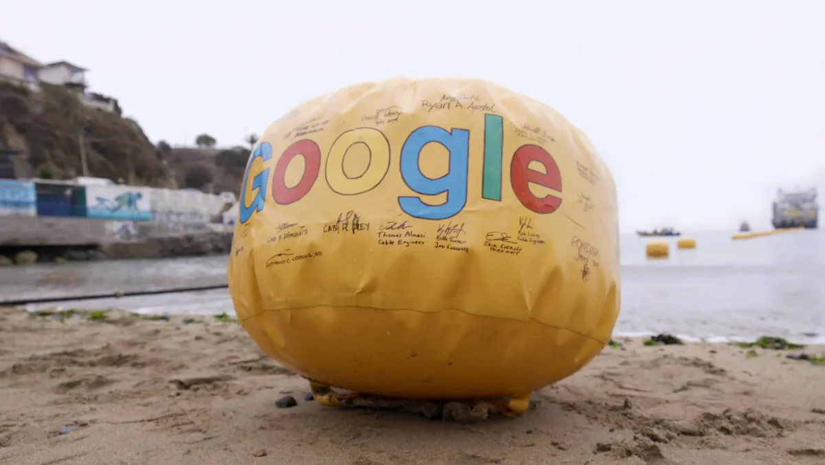 Boia com o logo do Google, na chegada do cabo submarino Curie