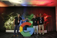 Four startup employees stand alongside a Google "Super G" indoors at a Campus São Paulo event.