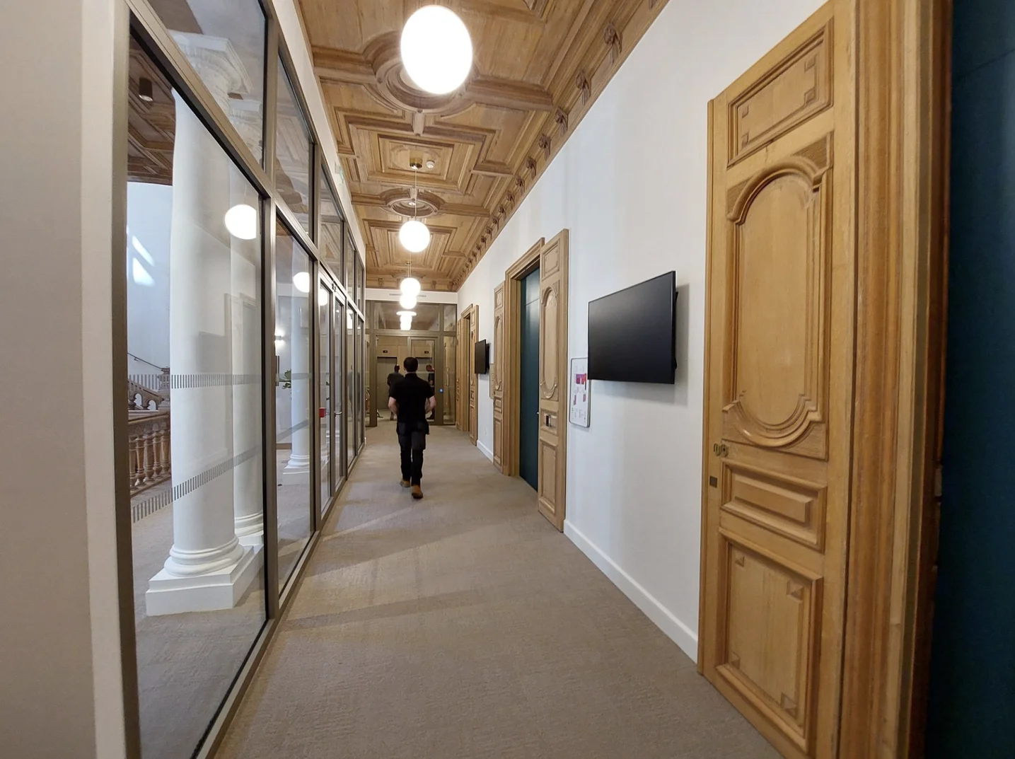 Couloir du premier étage du nouveau bâtiment de Google France