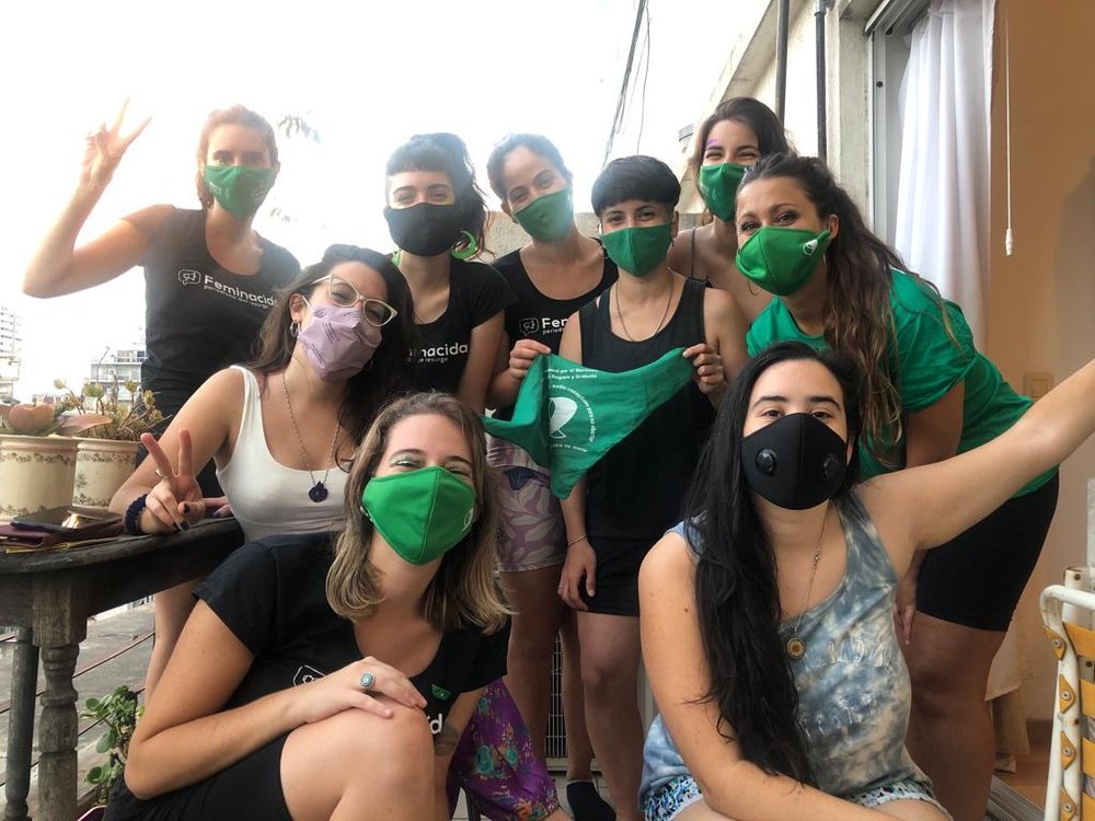 Esta é uma foto de mulheres posando juntas usando máscaras.