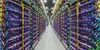 Una fila di supercomputer con acceleratore IA Cloud TPU v5p in un data center di Google.