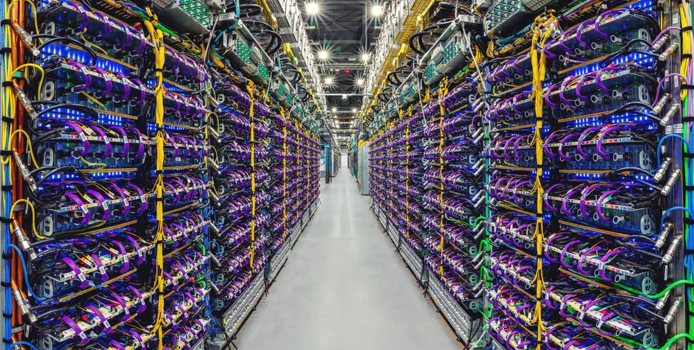 Google 数据中心内的一排 Cloud TPU v5p AI 加速器超级计算机。
