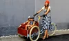 Frida sulla bici con due bambini