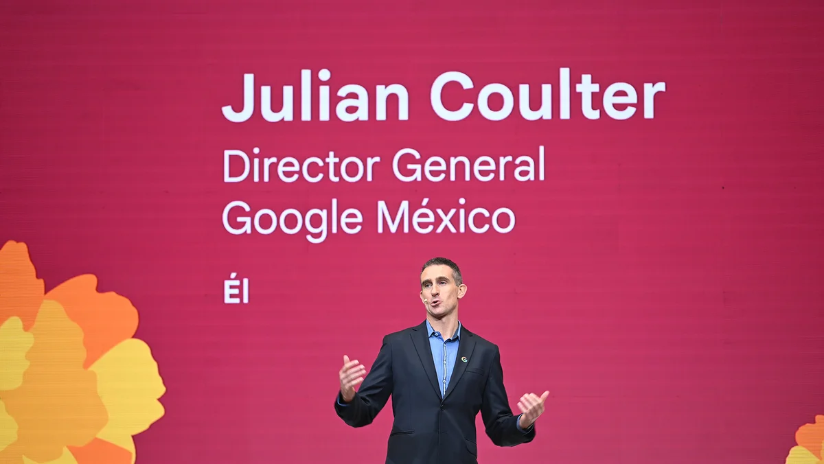 Foto de Julian Coulter en el escenario de Google for Mexico