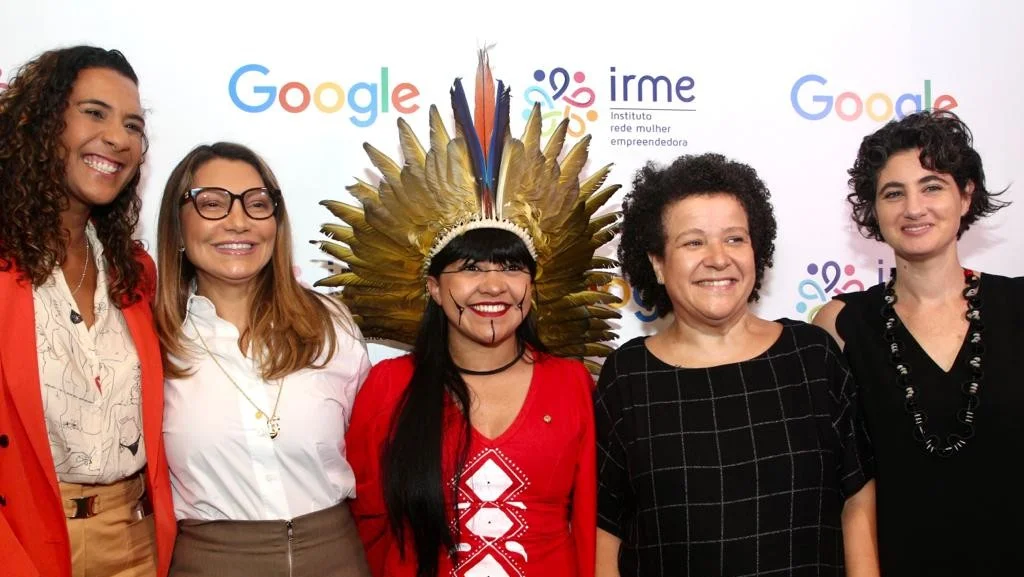 Ministras, primeira dama, diretora do Google e fundadora da RME posam juntas para foto.