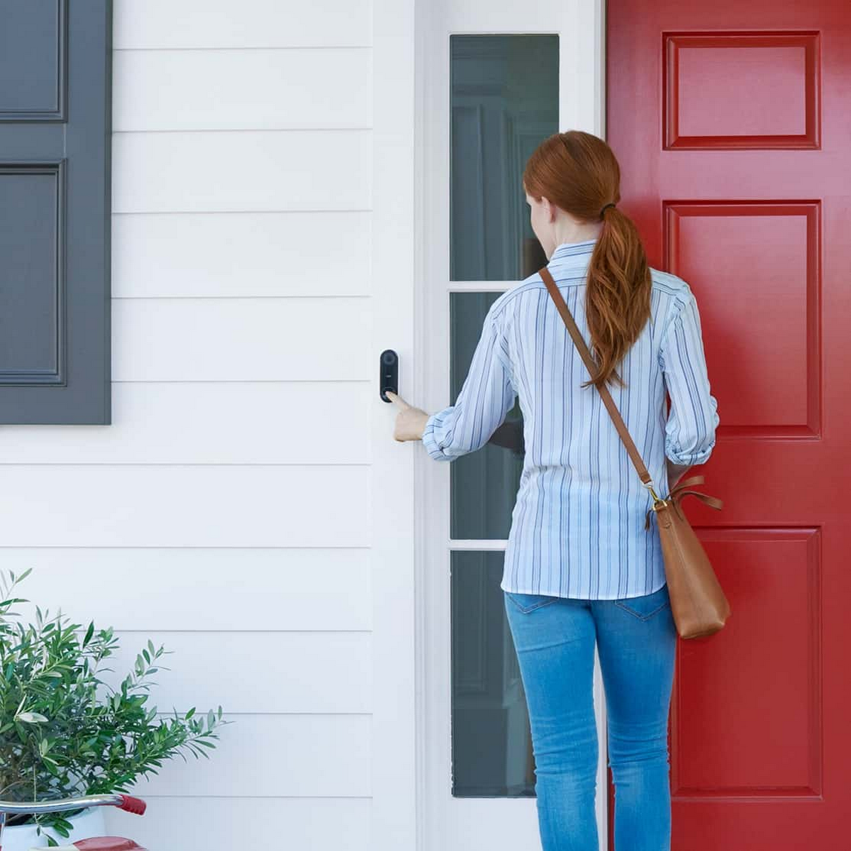 Look he leaving the house. Женщина в дверях. Женщина и дверь Сток. Door open стрижка. Woman at Front Door.