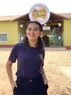 Aluna do Amigos do Bem posa pra foto na frente da Instituição.