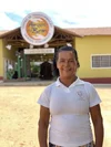 Aluna do Amigos do Bem posa pra foto na frente da Instituição.