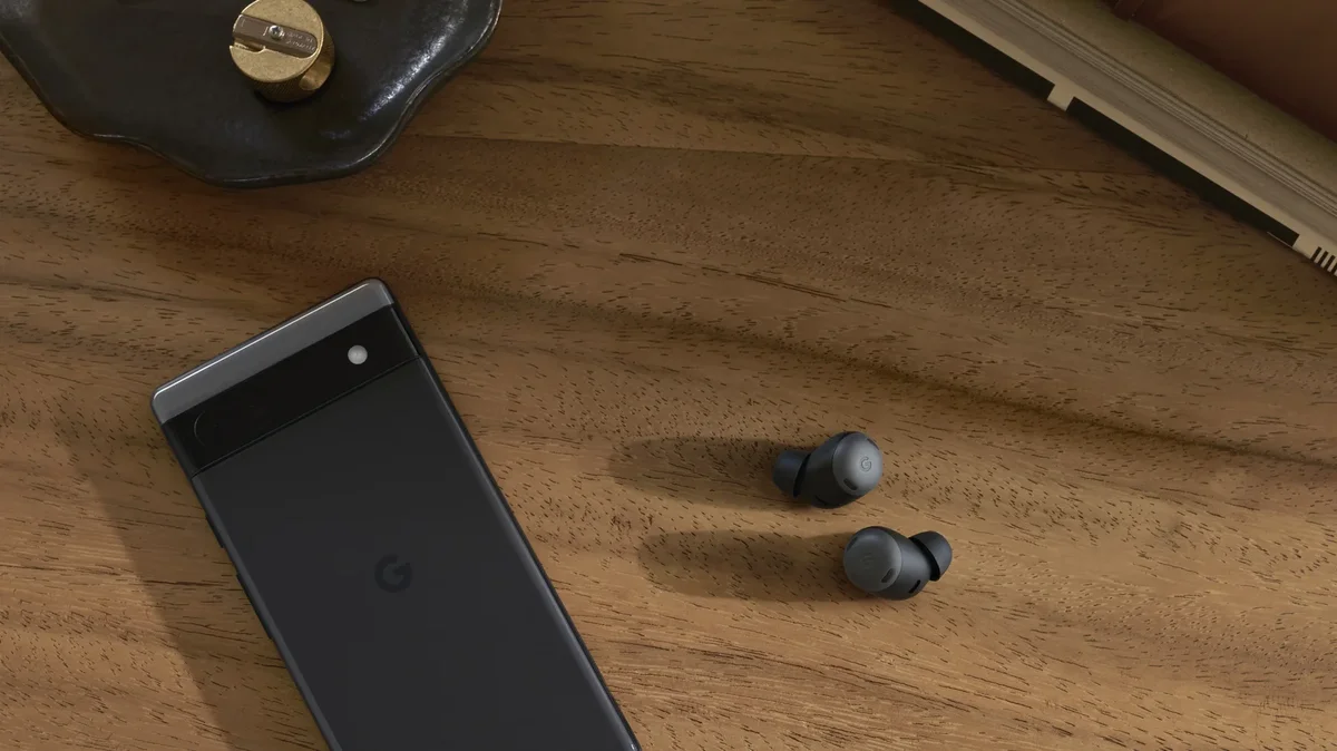 Google Pixel 6a と Google Pixel Buds Pro の画像。