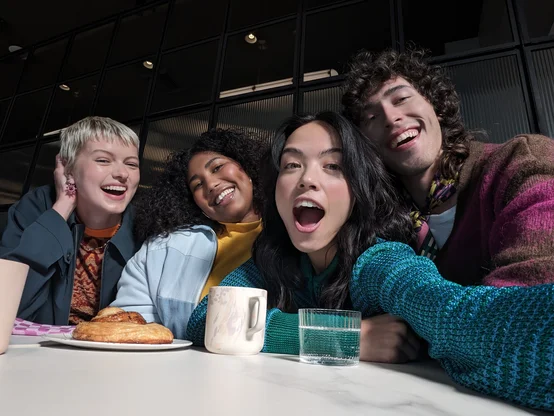 Een groep vrienden maakt een selfie