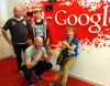 Ein Foto zeigt Michael, Timm und Henri Wiethe (v. l.) mit dem damaligen Google-Pressesprecher Klaas Flechsig