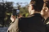 Ein Bild, das zeigt, wie Nutzer:innen ein Rückkamera-Selfie mit Pixel Fold aufnehmen können.