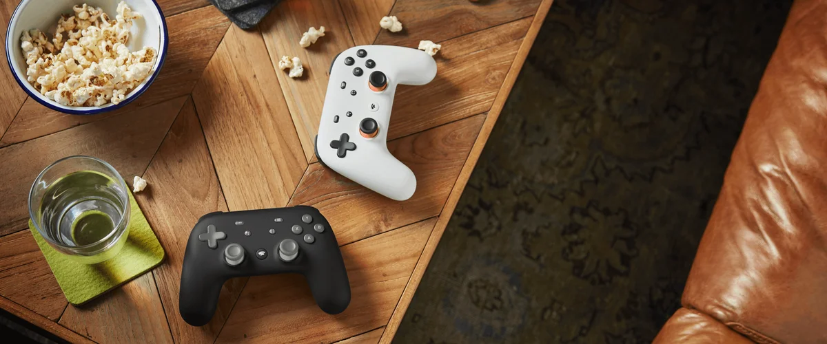 Ein Foto von einem Stadia Controller auf einer Couch