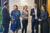 Ein Foto zeigt Partner und Schirmherrin im Gespräch: Prof. Martin Wortmann (BVMW), Sandra Fründt (Google), Judith Gerlach (Staatsministerin Bayern), Dr. Wieland Holfelder (Google) und Dagmar Schuller (IHK München und Oberbayern), von links nach rechts