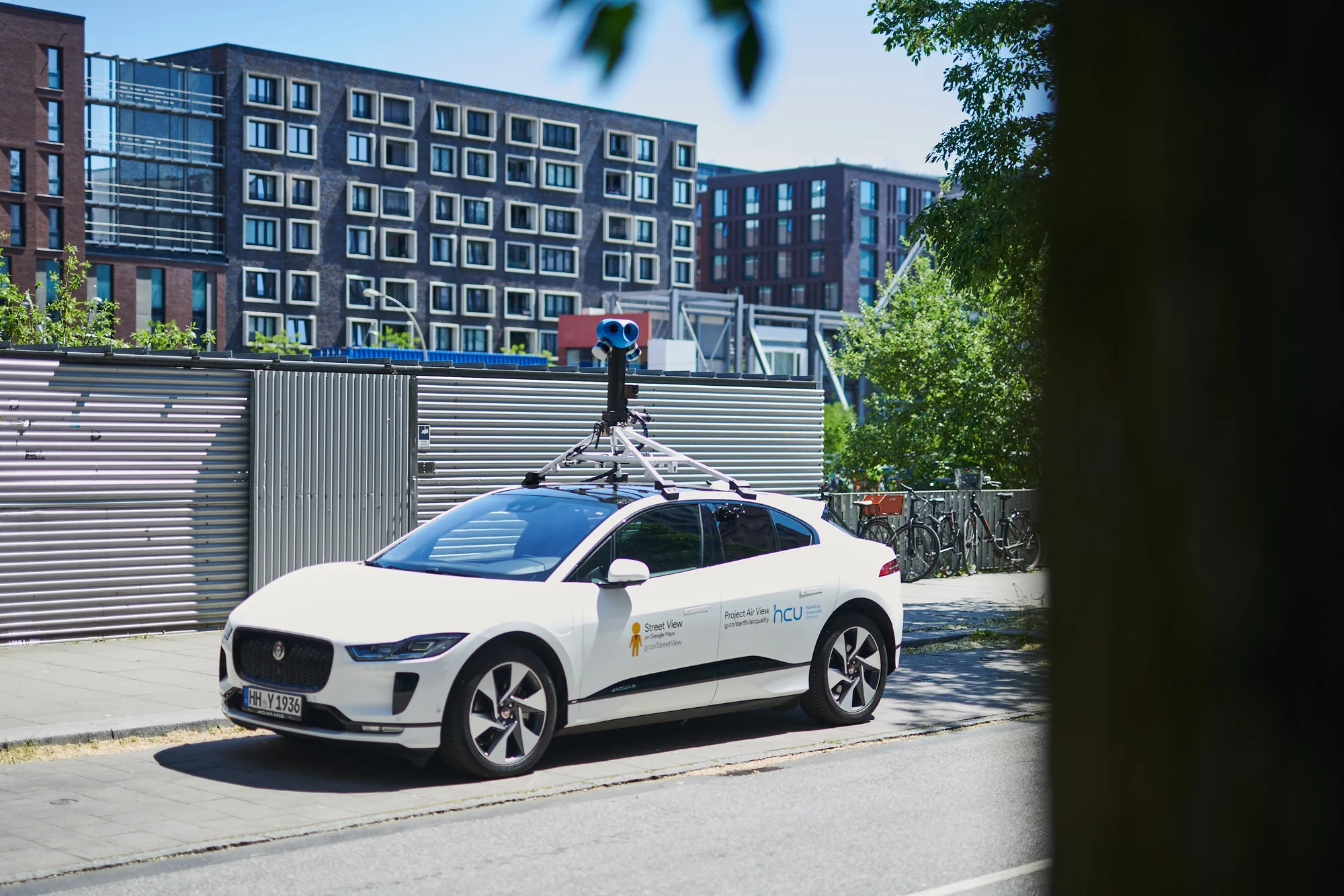 Das Project Air View-Auto steht auf einem sonnigen Parkplatz in der Hamburger HafenCity.