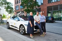 Marianne Ströhmann von Google, Hamburgs Senator für Verkehr und Mobilitätswende, Dr. Anjes Tjarks und Prof. Dr. Gesa Ziemer von der HCU Hamburg posieren für dem Project Air View-Auto in der HafenCity