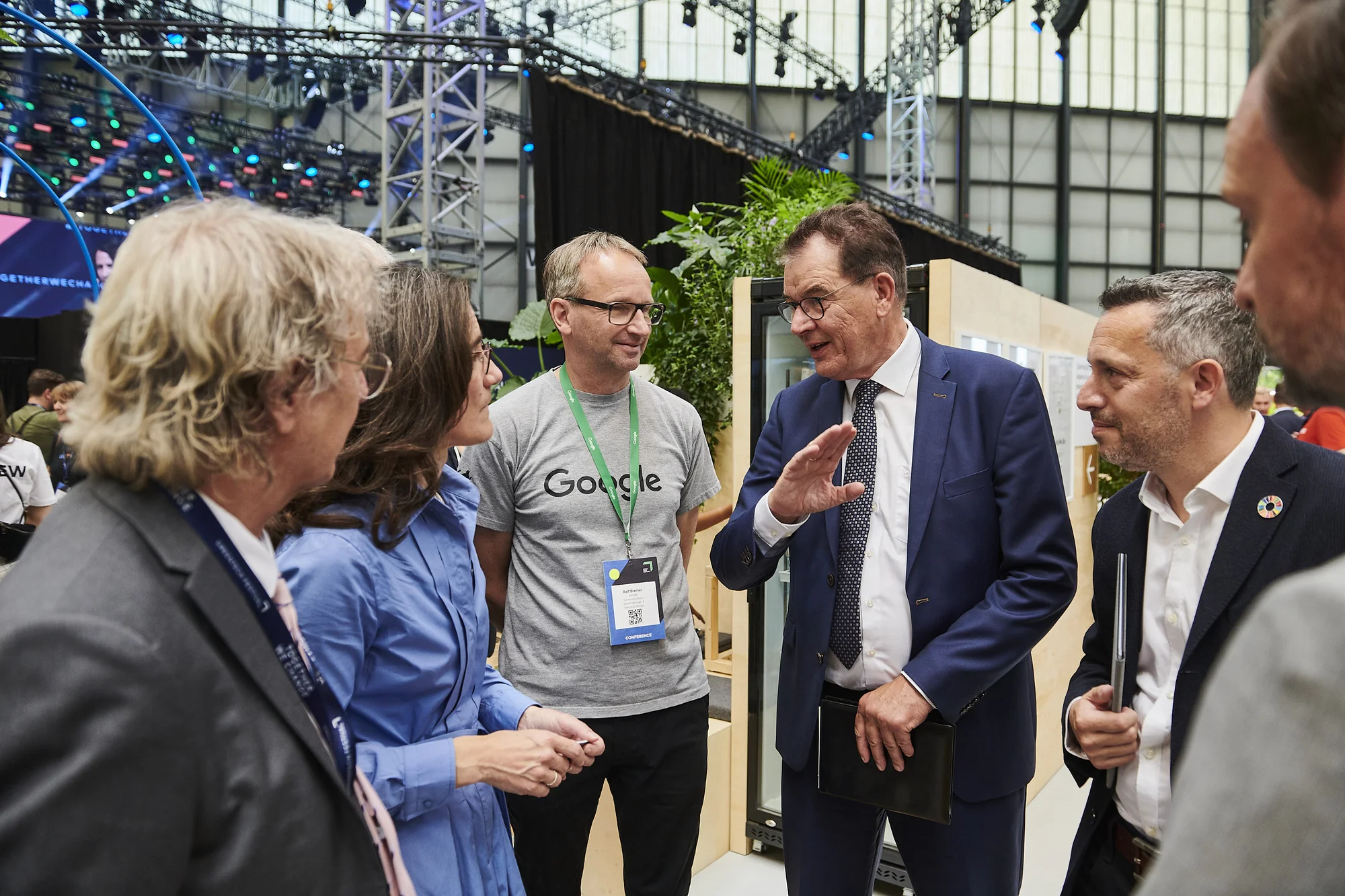 Ein Foto von Eveline Metzen (Leiterin Politik DACH, Google), Ralf Bremer, Gerd Müller und Adam Elman