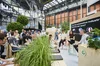 Menschen am Google Stand auf dem Greentech Festival