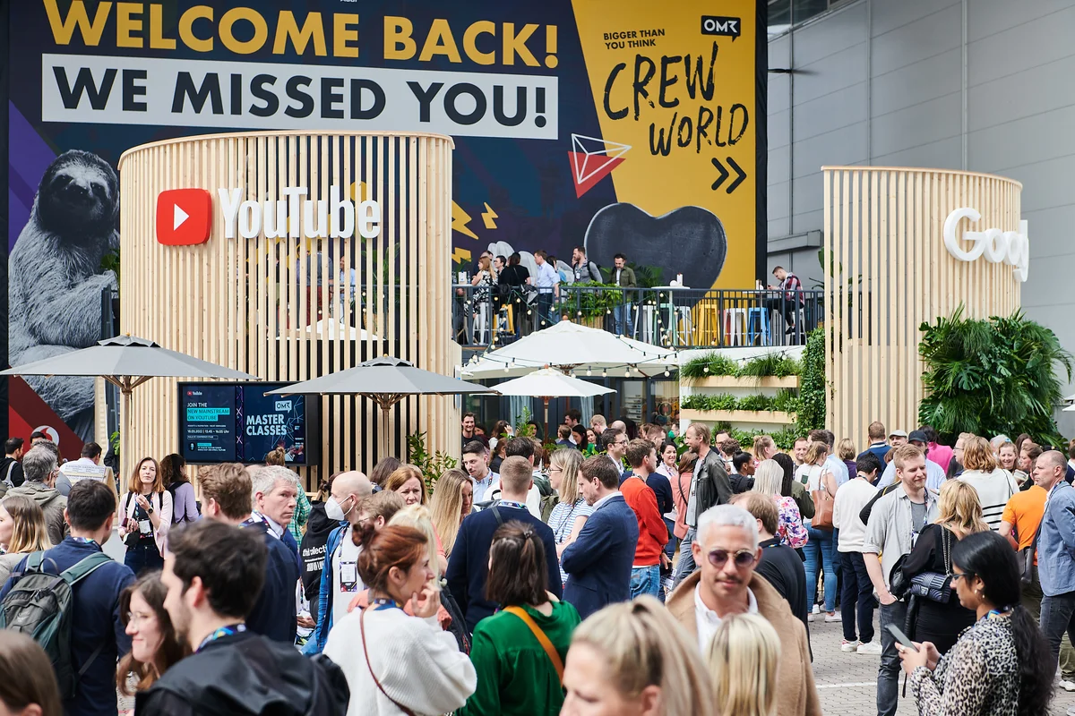 Menschen stehen vor dem Google- und YouTube-Stand beim OMR Festival 2022