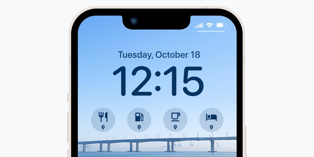 Una pantalla de bloqueo de iPhone con una foto de un puente y cuatro widgets de pantalla de bloqueo de Google Maps. Los widgets están configurados para restaurantes, gasolineras, cafeterías y hoteles.