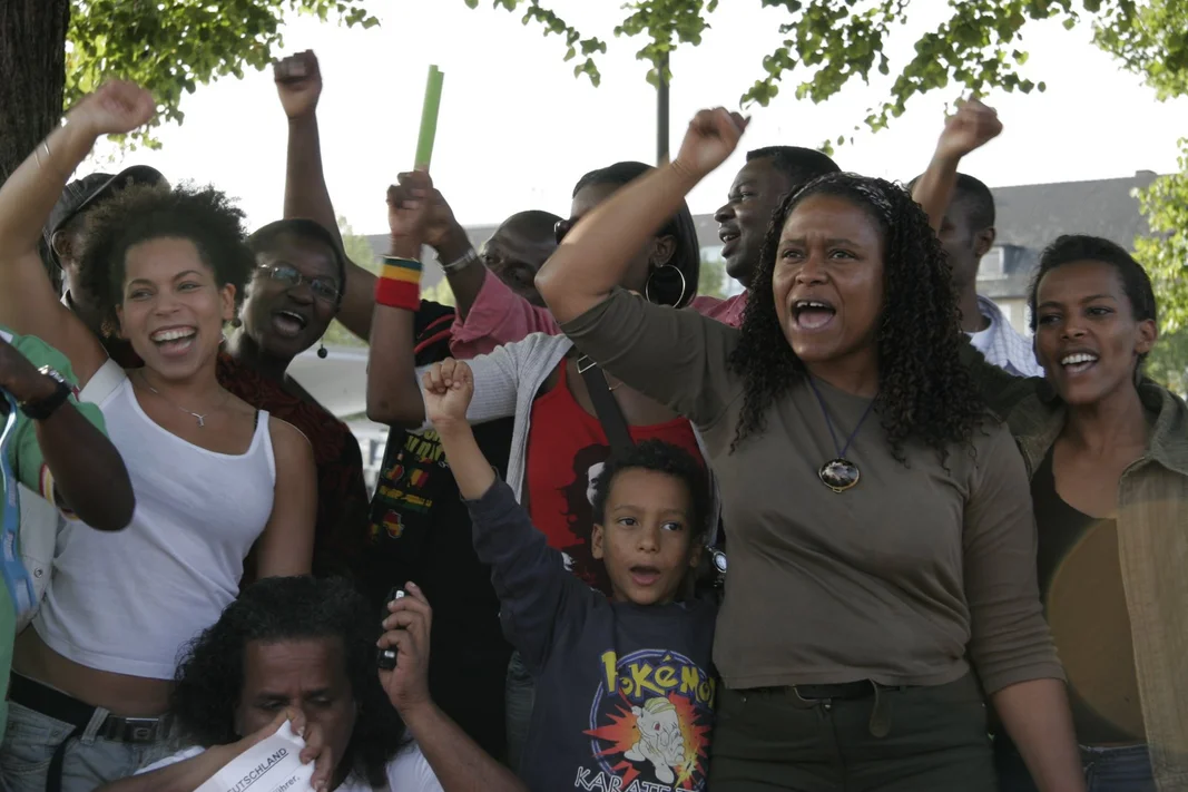 Victoria mit einer Gruppe Protestierender aus der Black Community in Hamburg