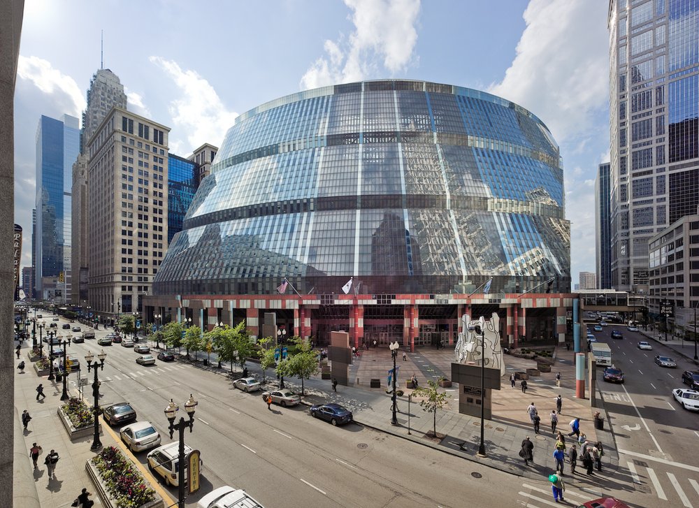 Daytime image of Thompson Center building’s exterior facade in Chicago’s Loop district