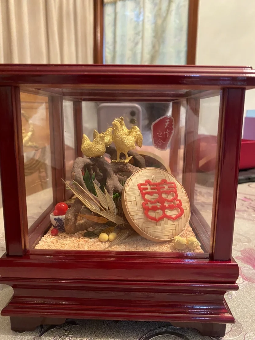 A glass box with roosters created by Ting-Yi’s grandmother.