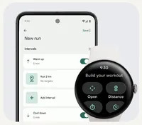 Die Pixel Watch 3 zeigt Workout Builder-Optionen am Handgelenk; im Hintergrund ist ein Smartphones, das einen Beispiellauf in der Fitbit-App zeigt