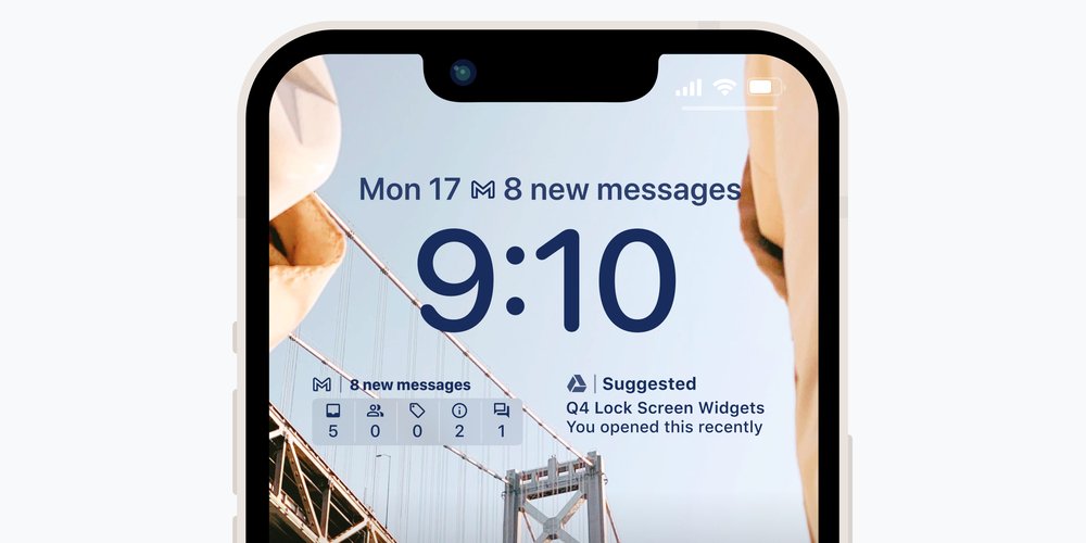 Una pantalla de bloqueo de iPhone con una foto de un puente y los widgets de pantalla de bloqueo de Gmail y Drive. El widget de Gmail muestra que hay ocho mensajes nuevos y el widget de Drive muestra un archivo sugerido con el texto "Q4 Lock Screen Widgets, usted abrió esto recientemente".