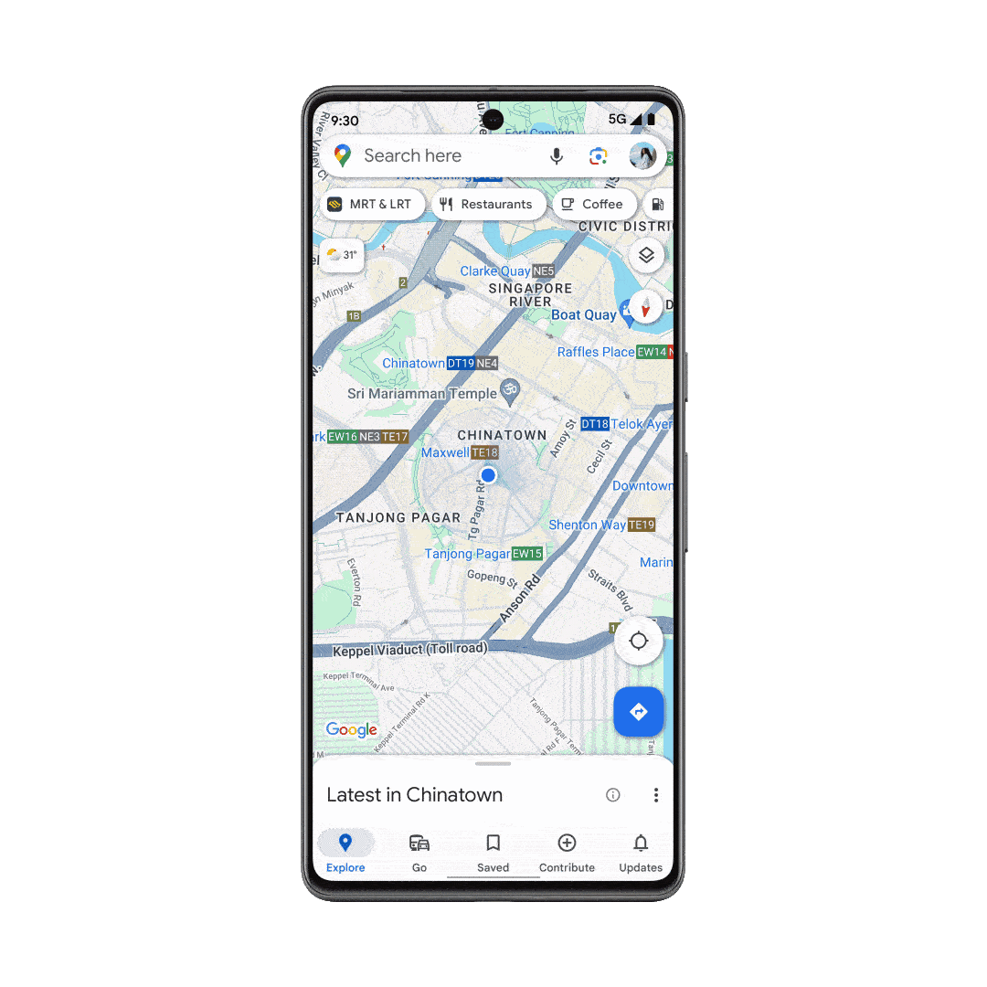 Utilisation de Lens dans Maps pour scanner une rue commerciale et entendre les informations sur les lieux des entreprises environnantes lues à haute voix sur un téléphone Android.