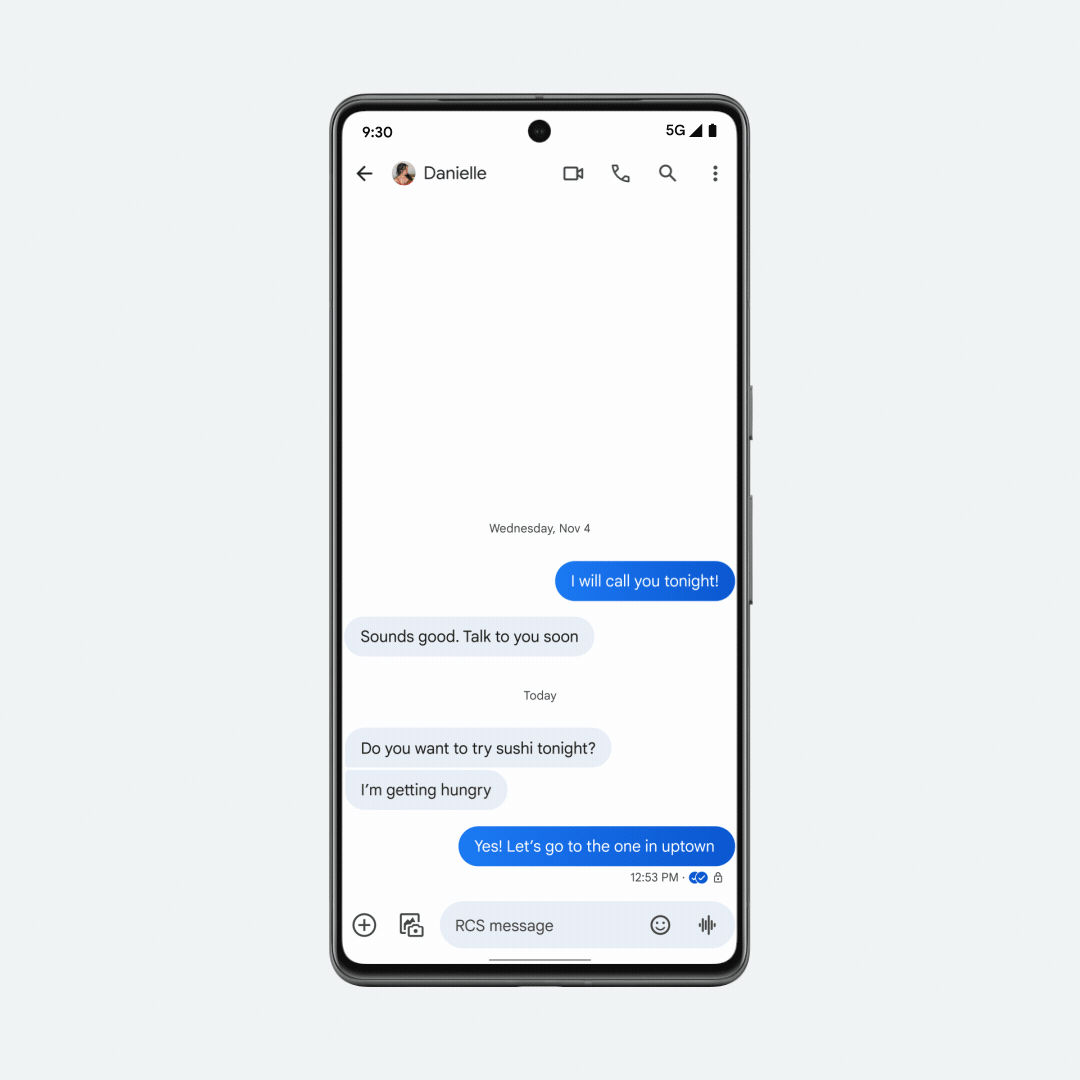Enviar un mensaje de voz en Google Messages y agregarle un fondo personalizado y emoji en un teléfono Android.